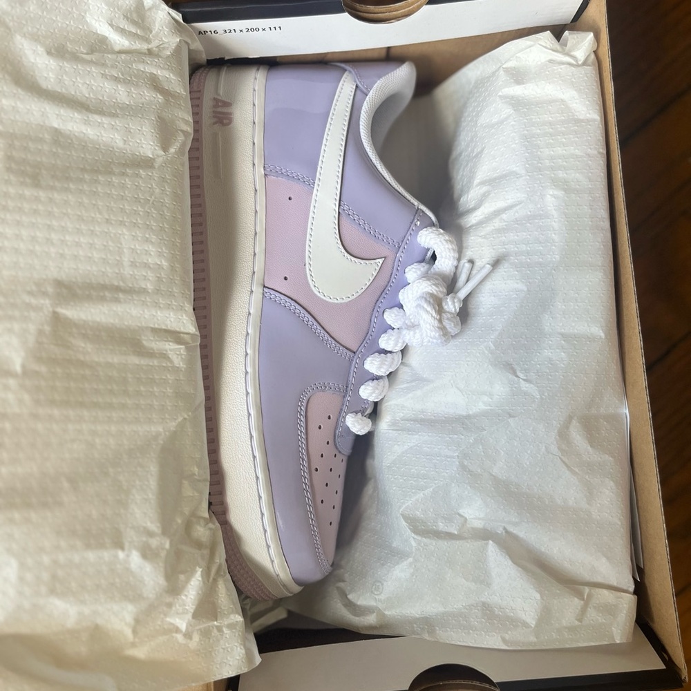 Nike Air Force 1 '07 LV8 in Hydrangeas and White - Picture 6 of 13
